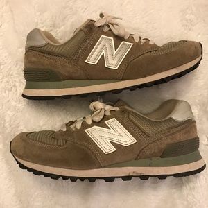 Grey new Balance tennis shoes